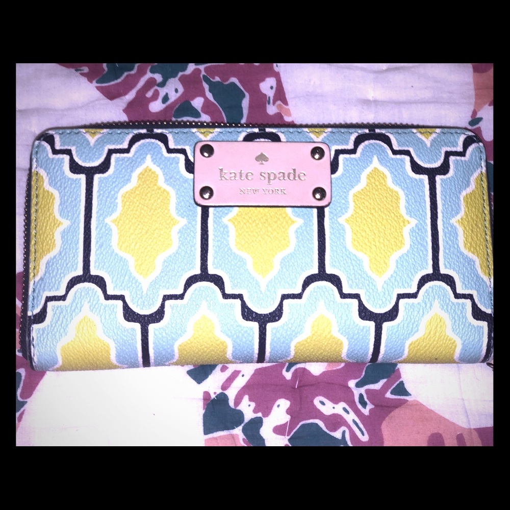 Kate Spade Wallet. Excellent condition!!